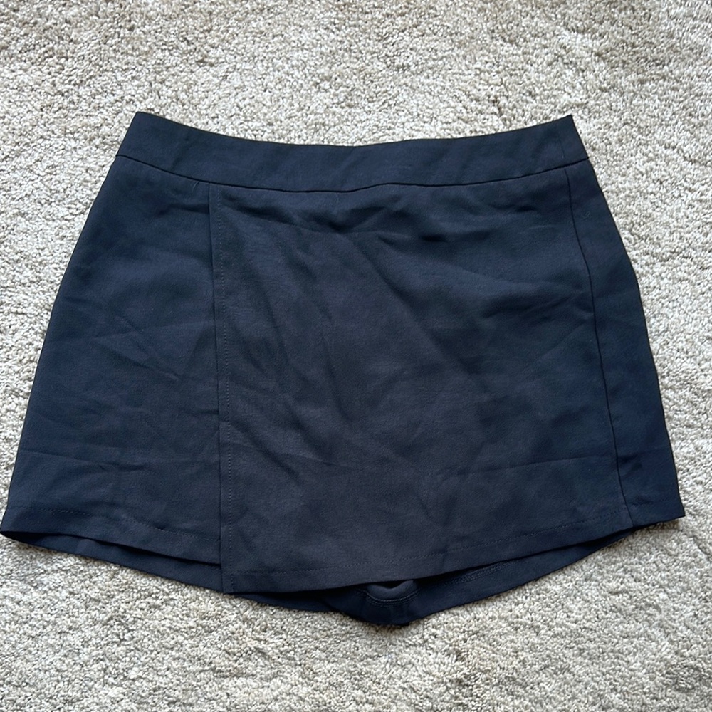 Glam Black Skorts with Sleek Design and Elastic Waistband